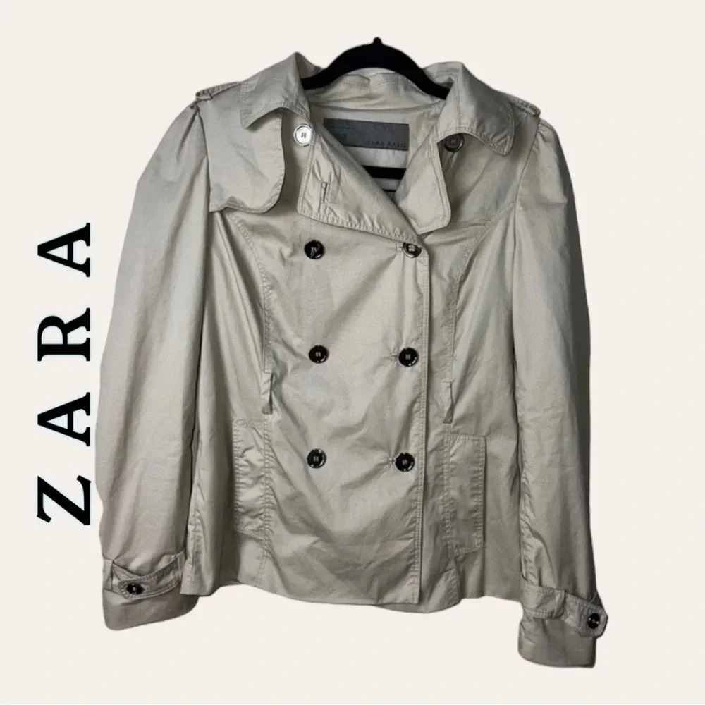 0019W. ZARA SHORT TRENCH COAT TAN IN COLOR BUTTONS COLLAR LONG SLEEVE SIZE MED
